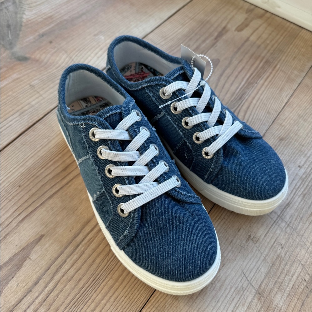 Blowfish Malibu Supersmile Slip-On Sneaker - Kids' size 4Y
